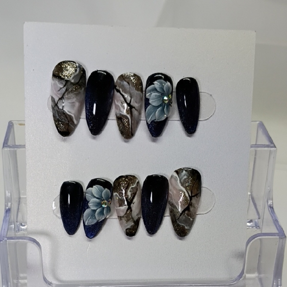 Elegant Black and Gold Floral Nail Set